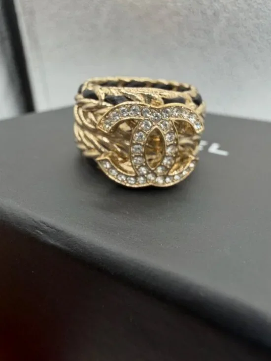 "STUNNING" RARE CHANEL RING. - Picture 2 of 6